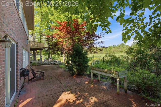 9015 Huron Bluffs Drive, White Lake Charter Township, MI 48386
