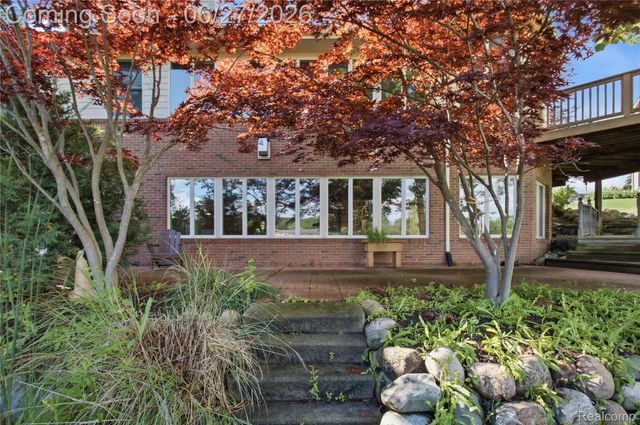 9015 Huron Bluffs Drive, White Lake Charter Township, MI 48386