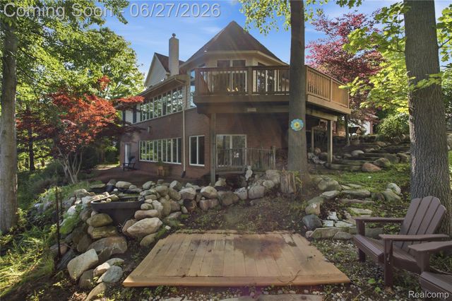 9015 Huron Bluffs Drive, White Lake Charter Township, MI 48386