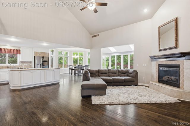 9015 Huron Bluffs Drive, White Lake Charter Township, MI 48386