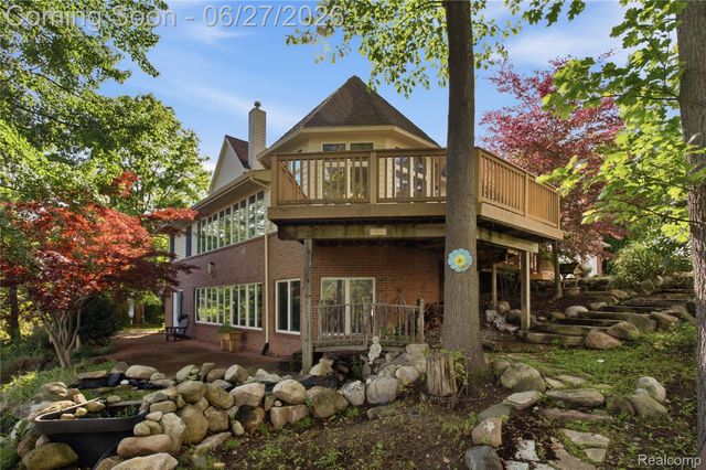 9015 Huron Bluffs Drive, White Lake Charter Township, MI 48386
