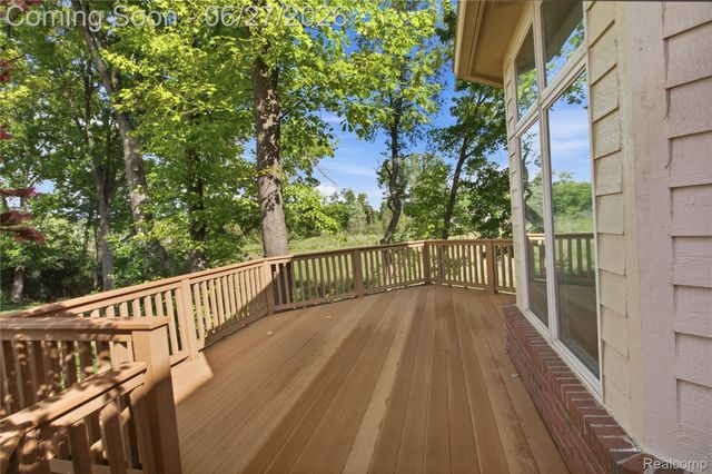 9015 Huron Bluffs Drive, White Lake Charter Township, MI 48386