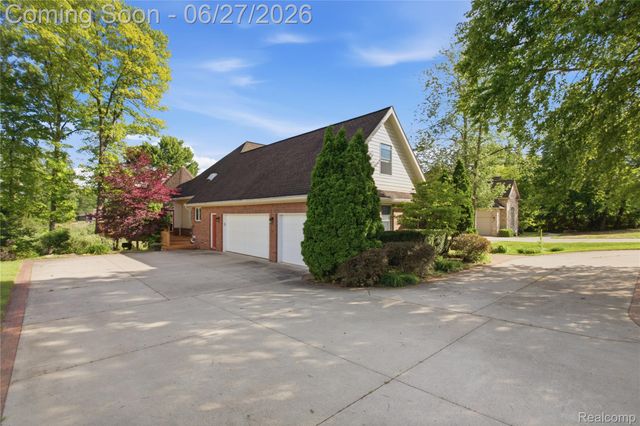 9015 Huron Bluffs Drive, White Lake Charter Township, MI 48386