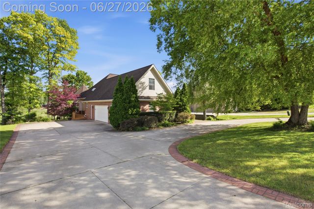 9015 Huron Bluffs Drive, White Lake Charter Township, MI 48386