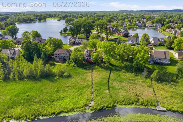 9015 Huron Bluffs Drive, White Lake Charter Township, MI 48386