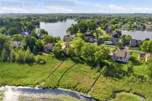 9015 Huron Bluffs Drive, White Lake Charter Township, MI 48386