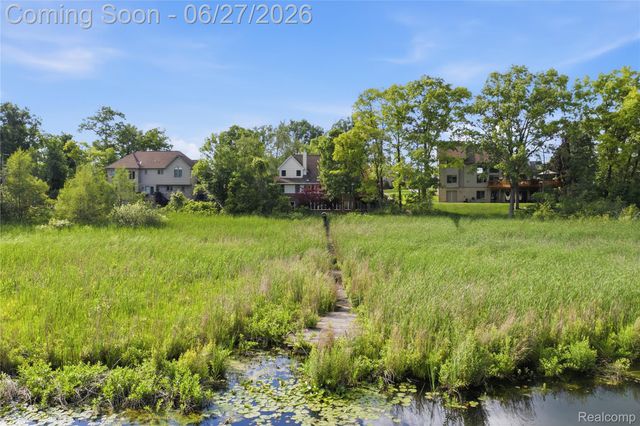 9015 Huron Bluffs Drive, White Lake Charter Township, MI 48386