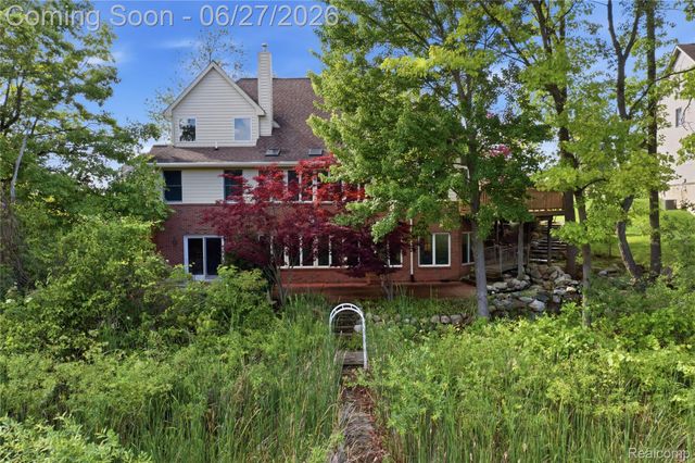 9015 Huron Bluffs Drive, White Lake Charter Township, MI 48386