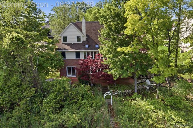 9015 Huron Bluffs Drive, White Lake Charter Township, MI 48386