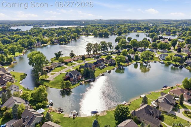 9015 Huron Bluffs Drive, White Lake Charter Township, MI 48386