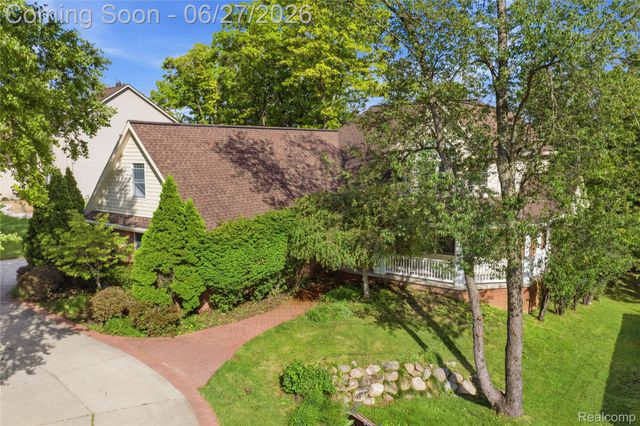 9015 Huron Bluffs Drive, White Lake Charter Township, MI 48386