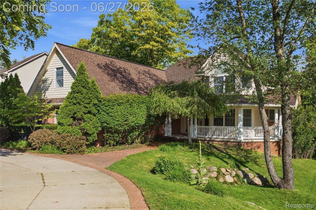 9015 Huron Bluffs Drive, White Lake Charter Township, MI 48386