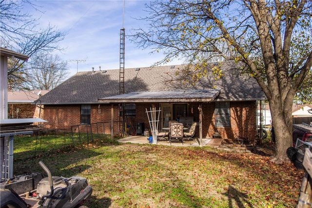 2304 Twin Springs Street, Siloam Springs, AR 72761