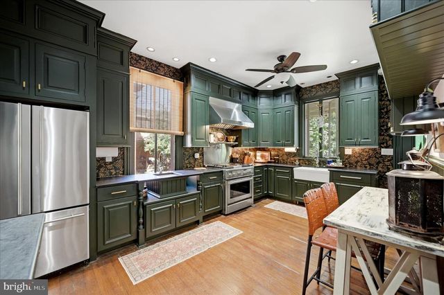 316 E WASHINGTON ST, Charles Town, WV 25414