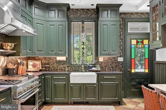 316 E WASHINGTON ST, Charles Town, WV 25414
