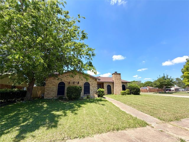 4702 Spanish Trail, Grand Prairie, TX 75052