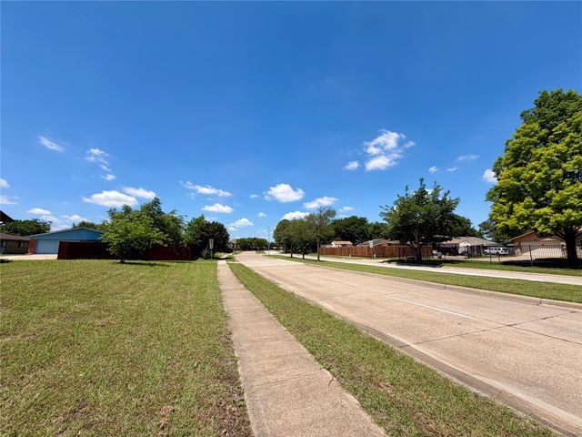 4702 Spanish Trail, Grand Prairie, TX 75052