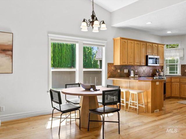 5168 N Dove Ridge Pl, Meridian, ID 83646