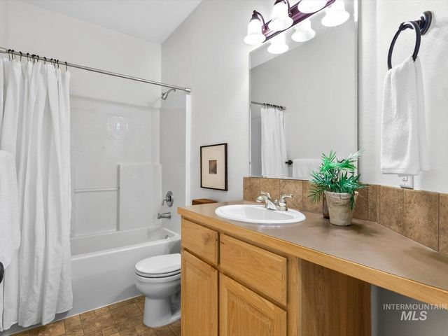 5168 N Dove Ridge Pl, Meridian, ID 83646