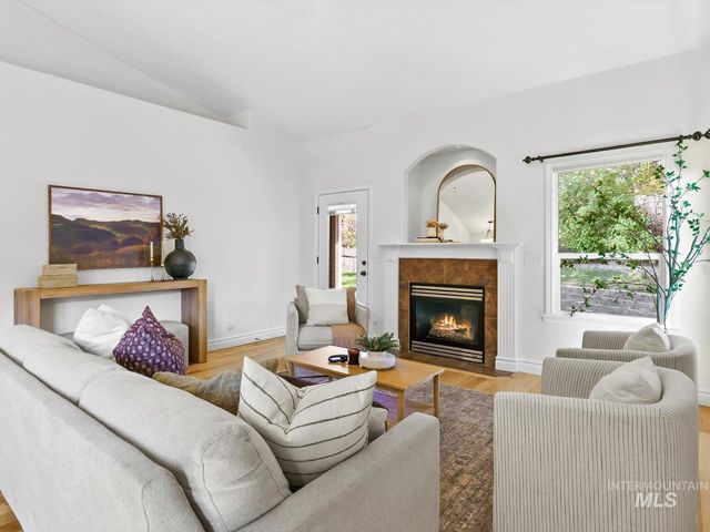 5168 N Dove Ridge Pl, Meridian, ID 83646