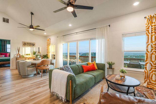 460 Stenen Dr., Canyon Lake, TX 78133