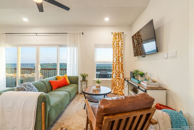 460 Stenen Dr., Canyon Lake, TX 78133