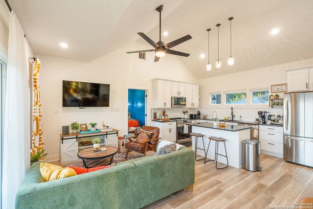 460 Stenen Dr., Canyon Lake, TX 78133