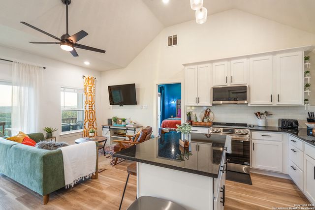 460 Stenen Dr., Canyon Lake, TX 78133