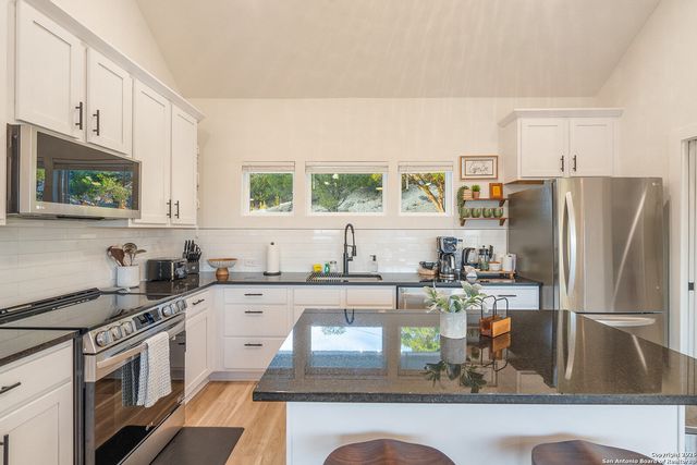 460 Stenen Dr., Canyon Lake, TX 78133