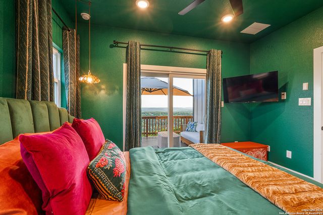 460 Stenen Dr., Canyon Lake, TX 78133