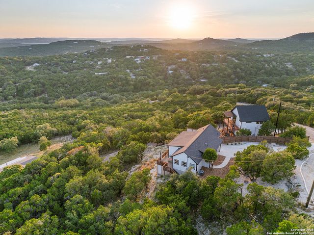 460 Stenen Dr., Canyon Lake, TX 78133