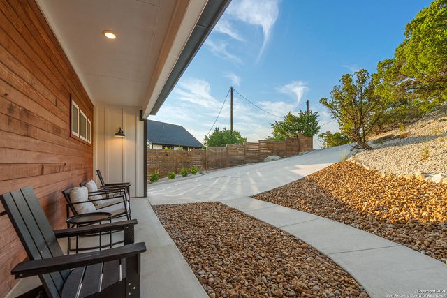 460 Stenen Dr., Canyon Lake, TX 78133