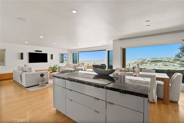 1554 E Oceanfront, Newport Beach, CA 92661