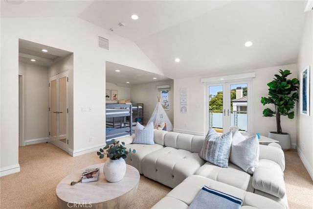 1554 E Oceanfront, Newport Beach, CA 92661