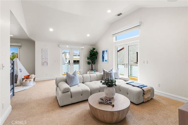 1554 E Oceanfront, Newport Beach, CA 92661