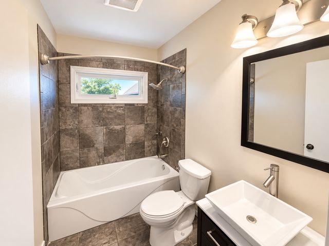 607 KINGSTON Boulevard, Mchenry, IL 60050