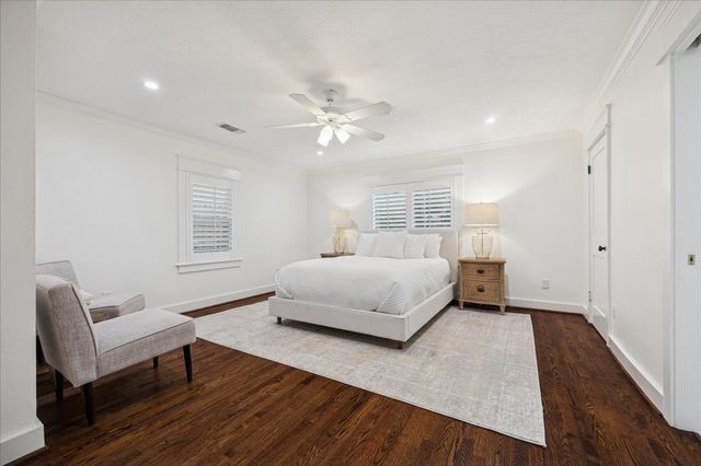 1749 Woodcrest Drive, Houston, TX 77018