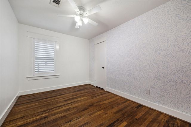 1749 Woodcrest Drive, Houston, TX 77018