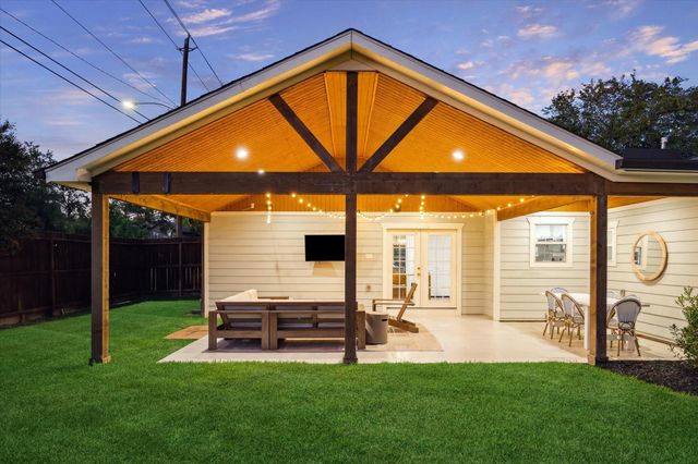 1749 Woodcrest Drive, Houston, TX 77018