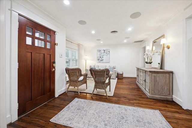 1749 Woodcrest Drive, Houston, TX 77018