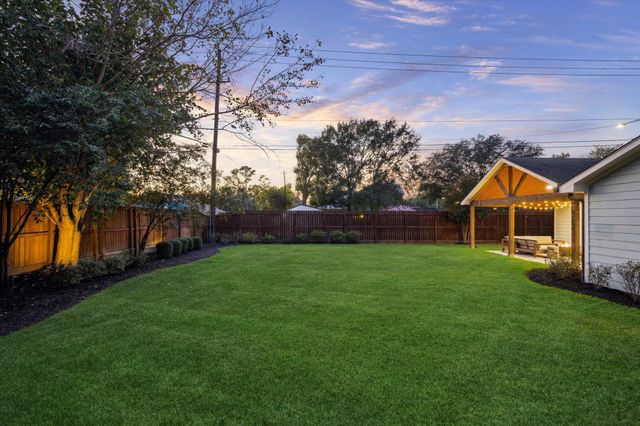 1749 Woodcrest Drive, Houston, TX 77018