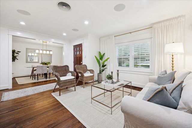 1749 Woodcrest Drive, Houston, TX 77018