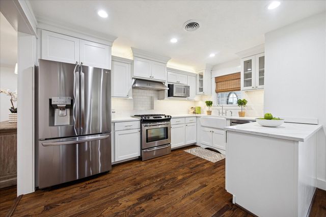 1749 Woodcrest Drive, Houston, TX 77018