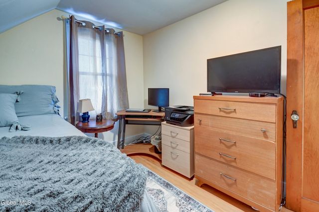 15 W 12th Avenue, Gloversville, NY 12078