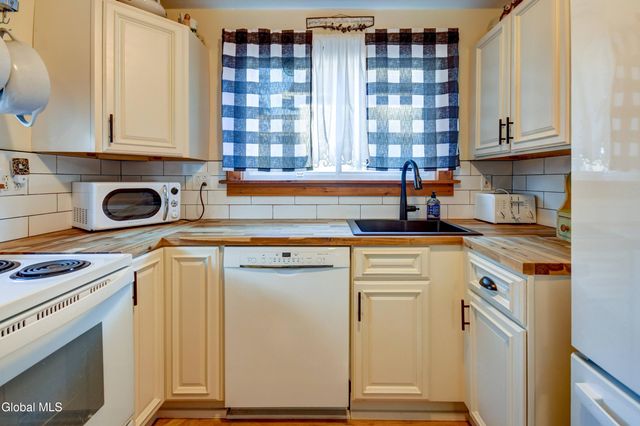 15 W 12th Avenue, Gloversville, NY 12078