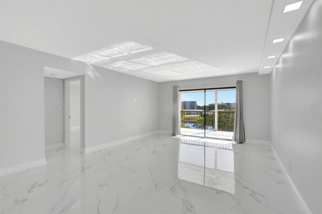 7076 Huntington Lane 407, Delray Beach, FL 33446