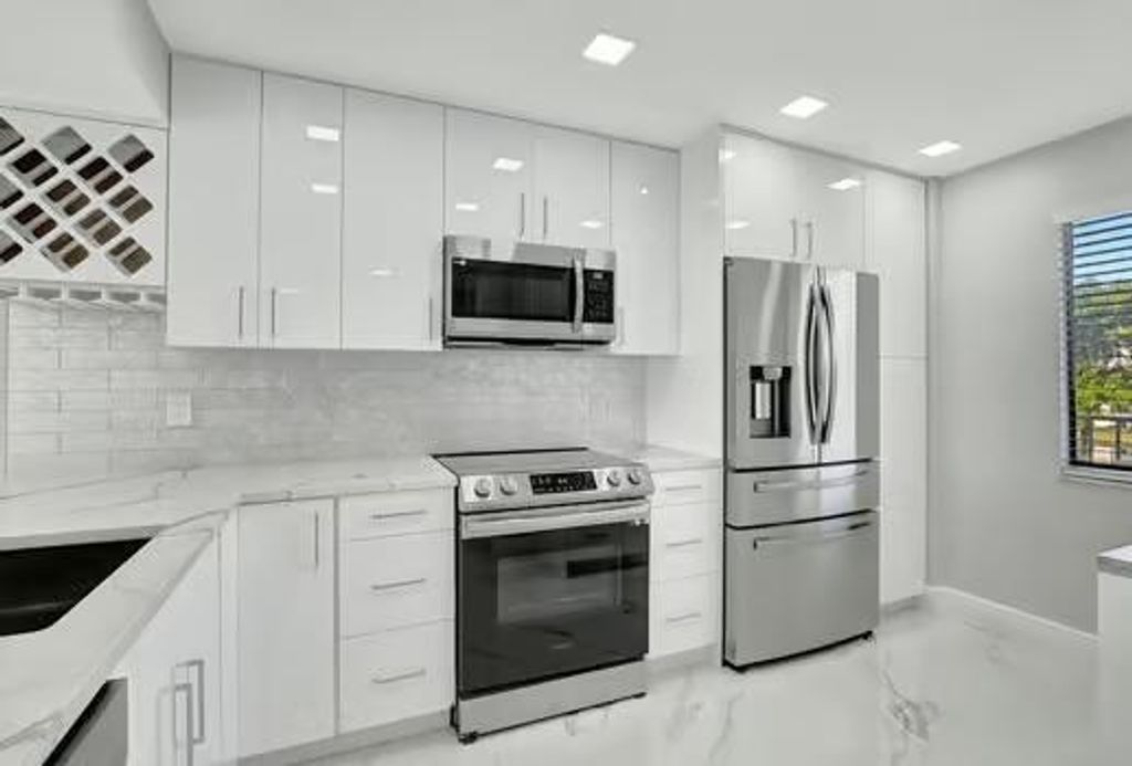 7076 Huntington Lane 407, Delray Beach, FL 33446