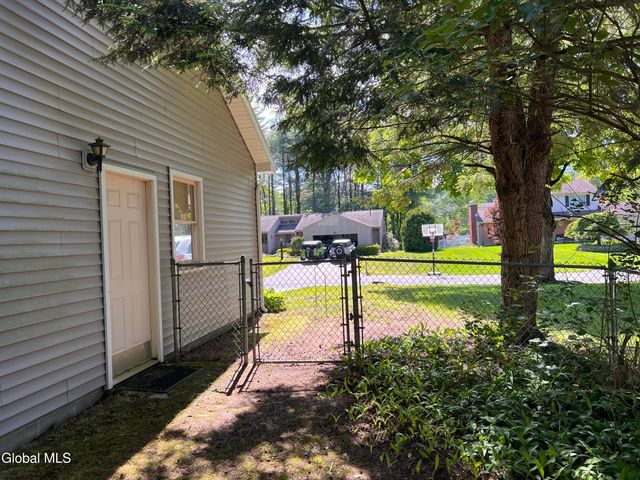 7 Sweetbriar Lane, Queensbury, NY 12804