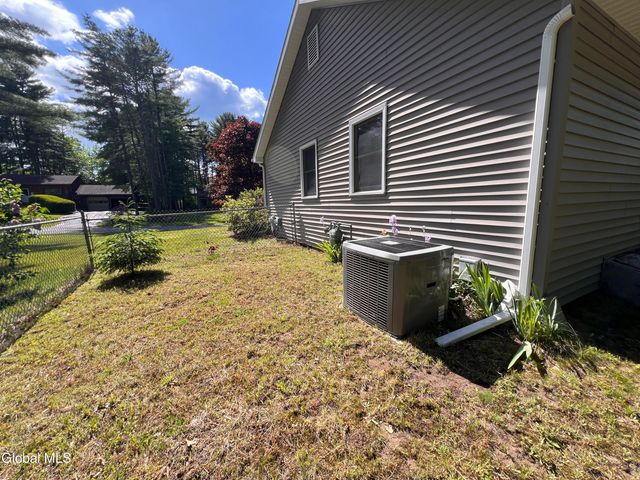 7 Sweetbriar Lane, Queensbury, NY 12804