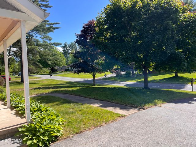 7 Sweetbriar Lane, Queensbury, NY 12804